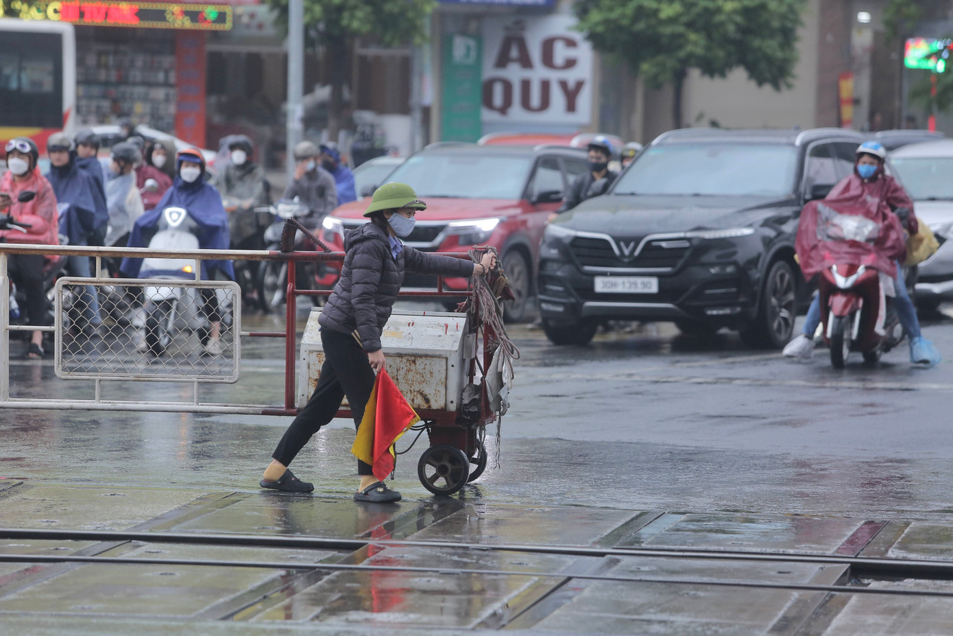 Khi có còi cảnh báo hiệu tàu đến, nhân viên tại các trạm gác bắt đầu chắn đường bằng barie.