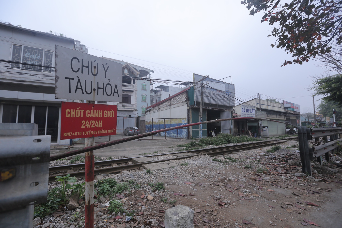 Một lối có rào chắn 24/24h, tuy nhiên ô tô vẫn có thể đi qua.