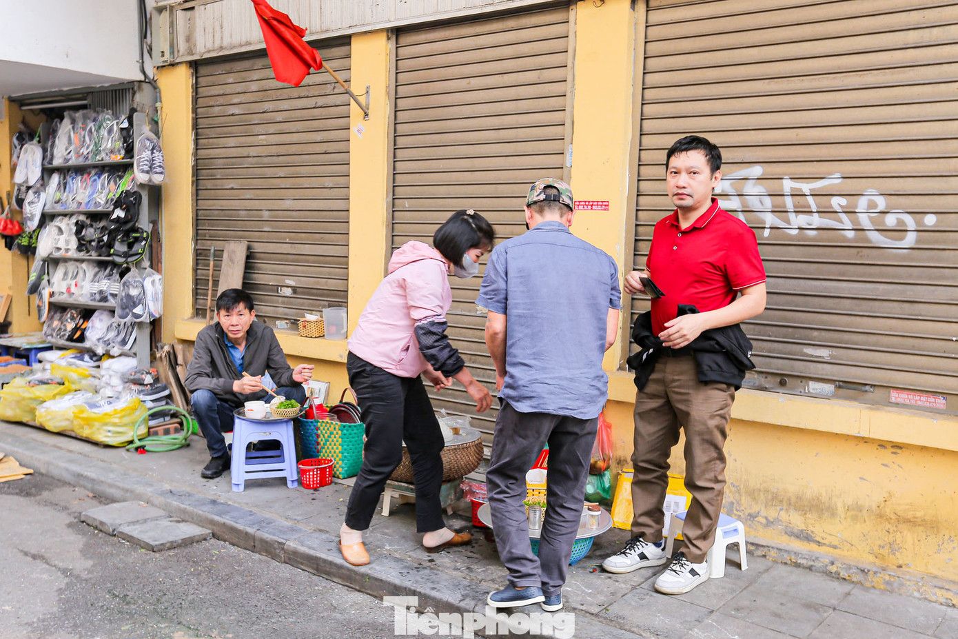 Lực lượng chức năng dẹp vỉa hè đang bị chiếm dụng kinh doanh trên phố.