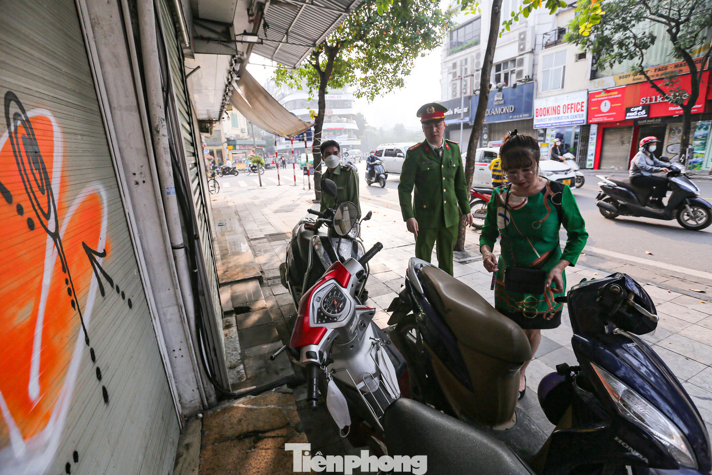 Xử lý chiếm dụng hè phố làm chỗ đỗ xe.