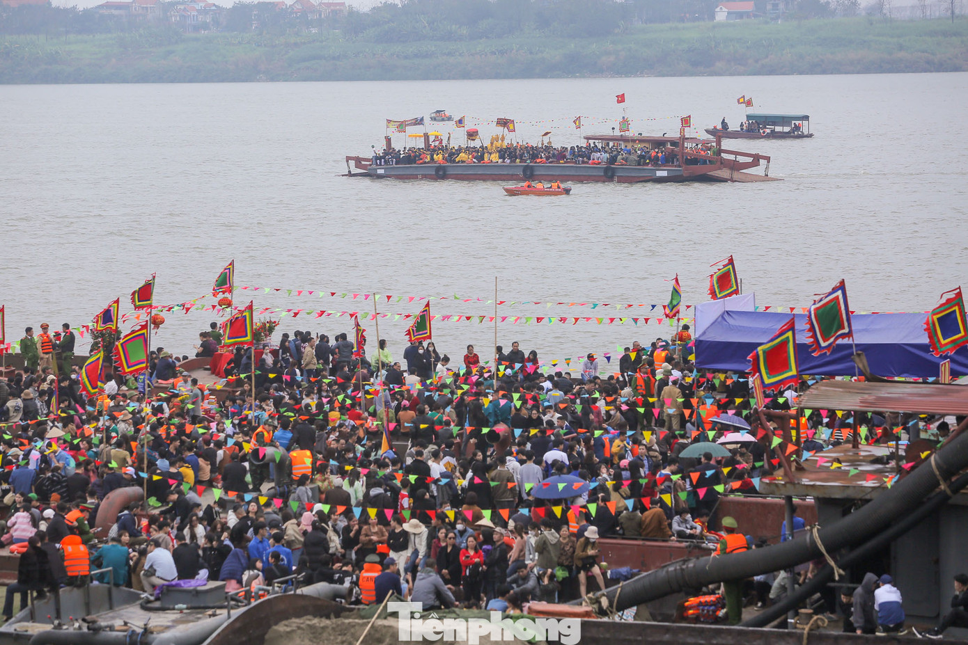 Buổi chiều, đoàn rước từ đền Ngự Dội trở về Đền Và, làm lễ yên vị. Buổi chiều, đoàn rước từ đền Ngự Dội trở về Đền Và, làm lễ yên vị.