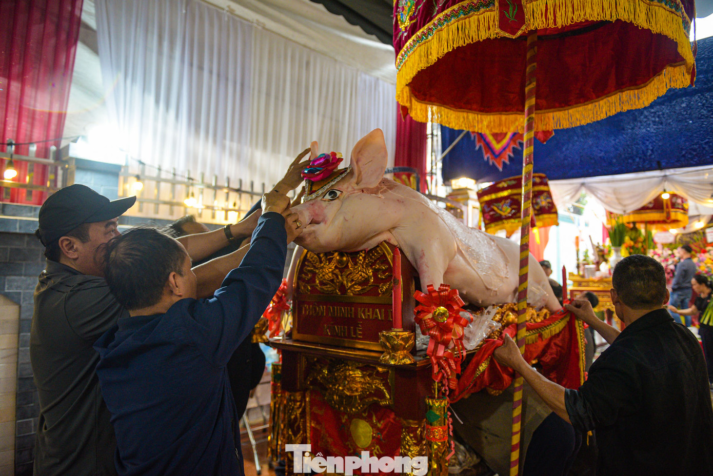 Việc trang trí thông thường sẽ kéo dài từ 2 đến 3 tiếng. Những vật trang trí lên “ông lợn” thường phải dùng kim khâu vào da, không thể dùng hồ dán hay keo dán.
