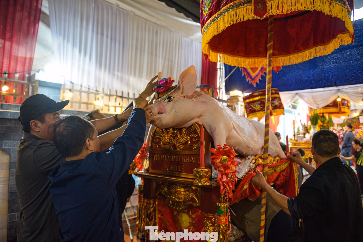 Việc trang trí thông thường sẽ kéo dài từ 2 đến 3 tiếng. Những vật trang trí lên “ông lợn” thường phải dùng kim khâu vào da, không thể dùng hồ dán hay keo dán.