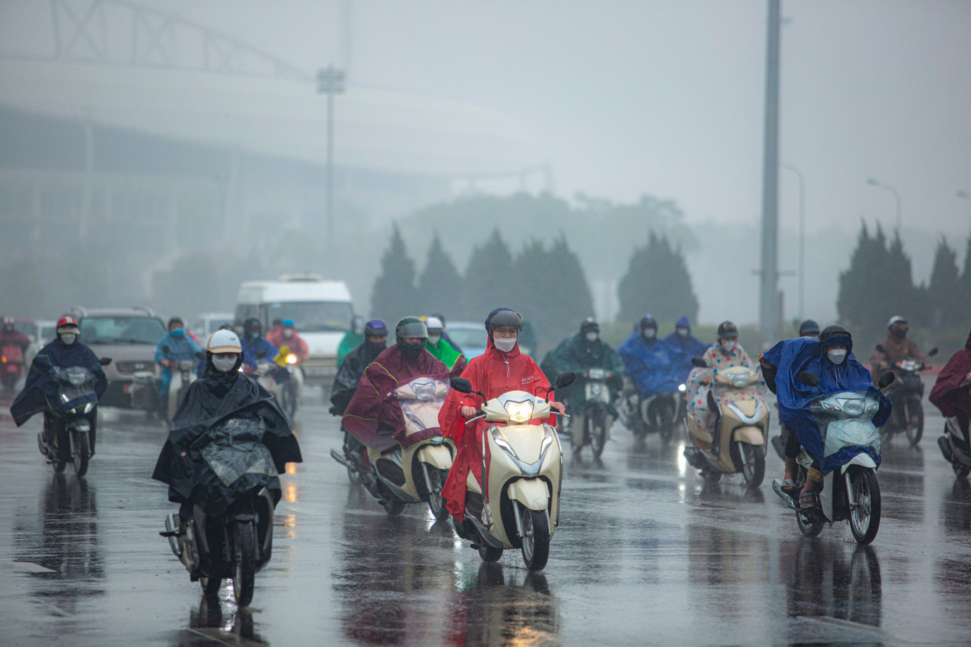 Trời mưa phùn, nồm ẩm khiến tầm nhìn di chuyển khó khăn; người, đồ đạc trong tình trạng ướt át. Trời mưa phùn, nồm ẩm khiến tầm nhìn di chuyển khó khăn; người, đồ đạc trong tình trạng ướt át.