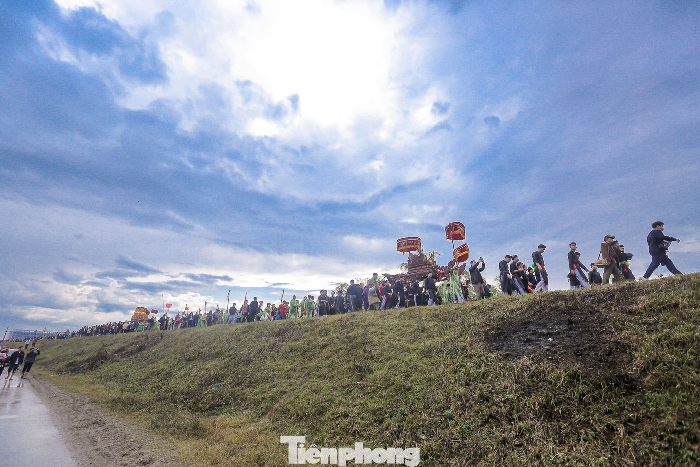 Dòng người rước kiệu lễ hội Đền Và dài gần 1km. Dòng người rước kiệu lễ hội Đền Và dài gần 1km.