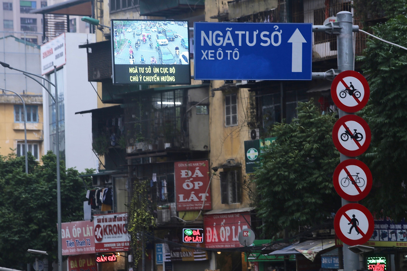 Ngay lập tức, hình ảnh giao thông được truyền tải tại lối lên đường Vành đai 2 trên cao đoạn Ngã Tư Vọng.