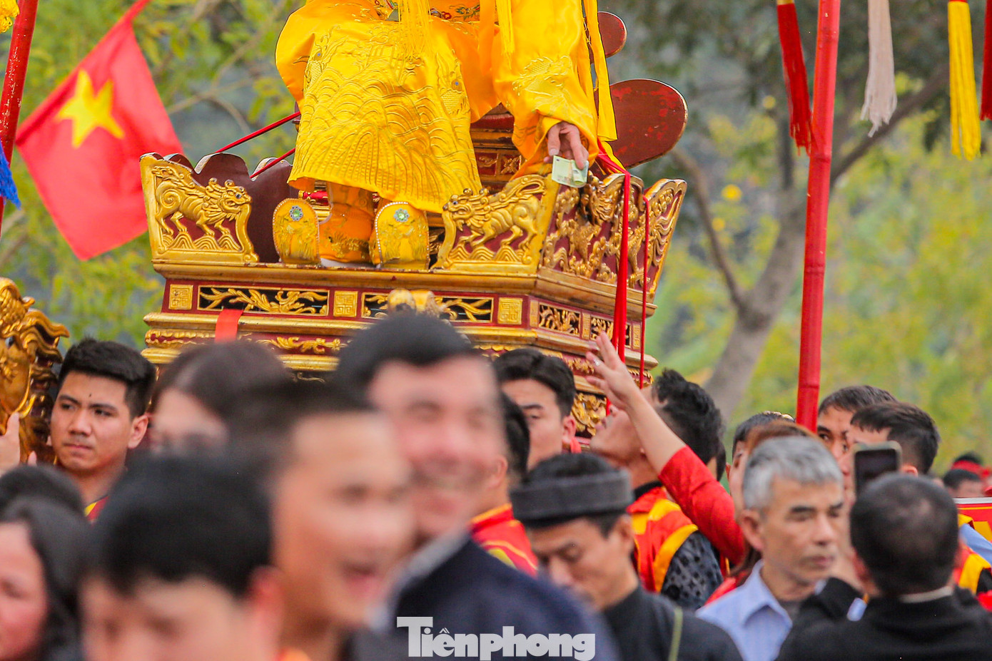 Ai nấy cũng đều muốn nhận lộc từ vua Ai nấy cũng đều muốn nhận lộc từ vua