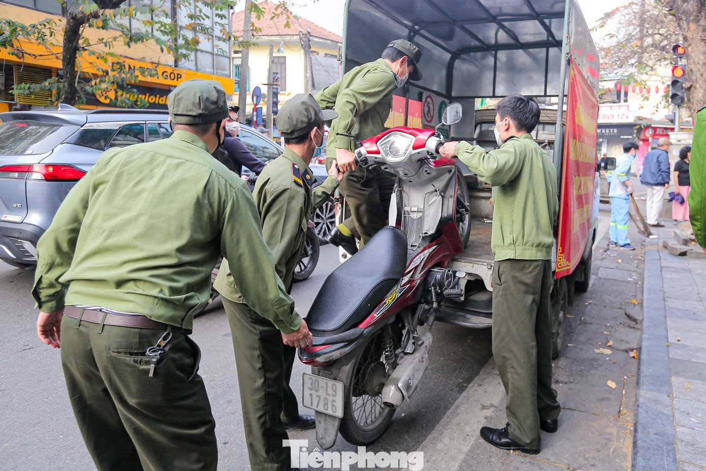Một phương tiện xe máy được xử lý sau khi đỗ sai quy định trên vỉa hè.