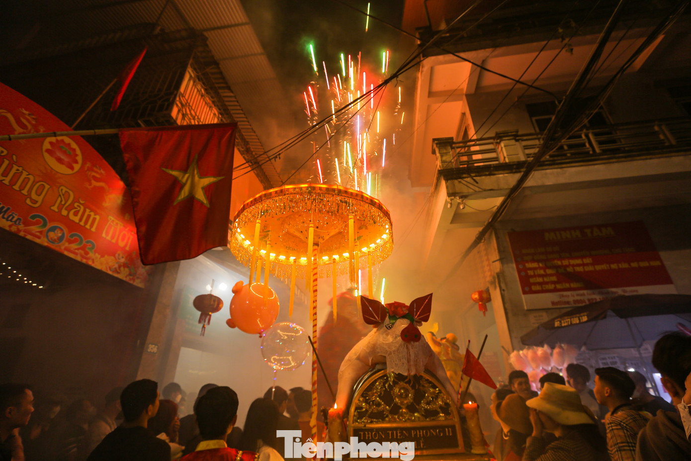 Pháo hoa được đốt lên trên đường rước "ông lợn" ra đình.