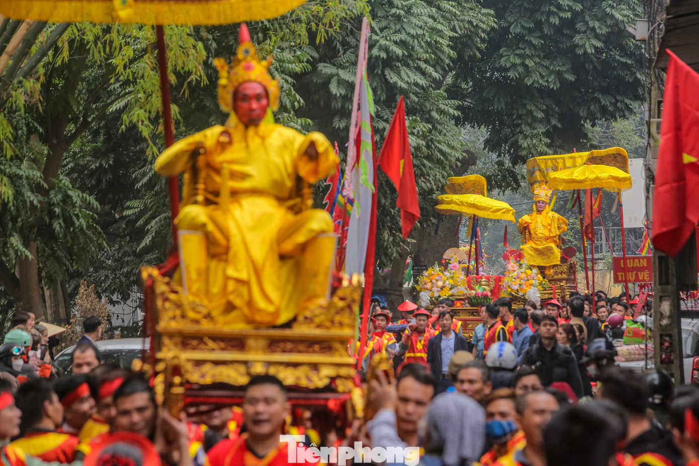 Lễ bái xong, "vua", "chúa" được rước trên kiệu, đi trong tiếng nhạc của phường bát âm và tiếng chiêng trống trầm hùng, trang nghiêm. Lễ bái xong, "vua", "chúa" được rước trên kiệu, đi trong tiếng nhạc của phường bát âm và tiếng chiêng trống trầm hùng, trang nghiêm.