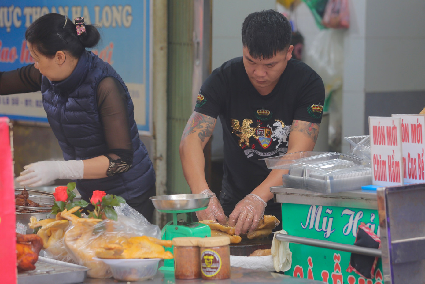 Gà, món không thể thiếu trong mâm cỗ cúng rằm Tháng Giêng được tiểu thương chế biến ngay tại quầy.