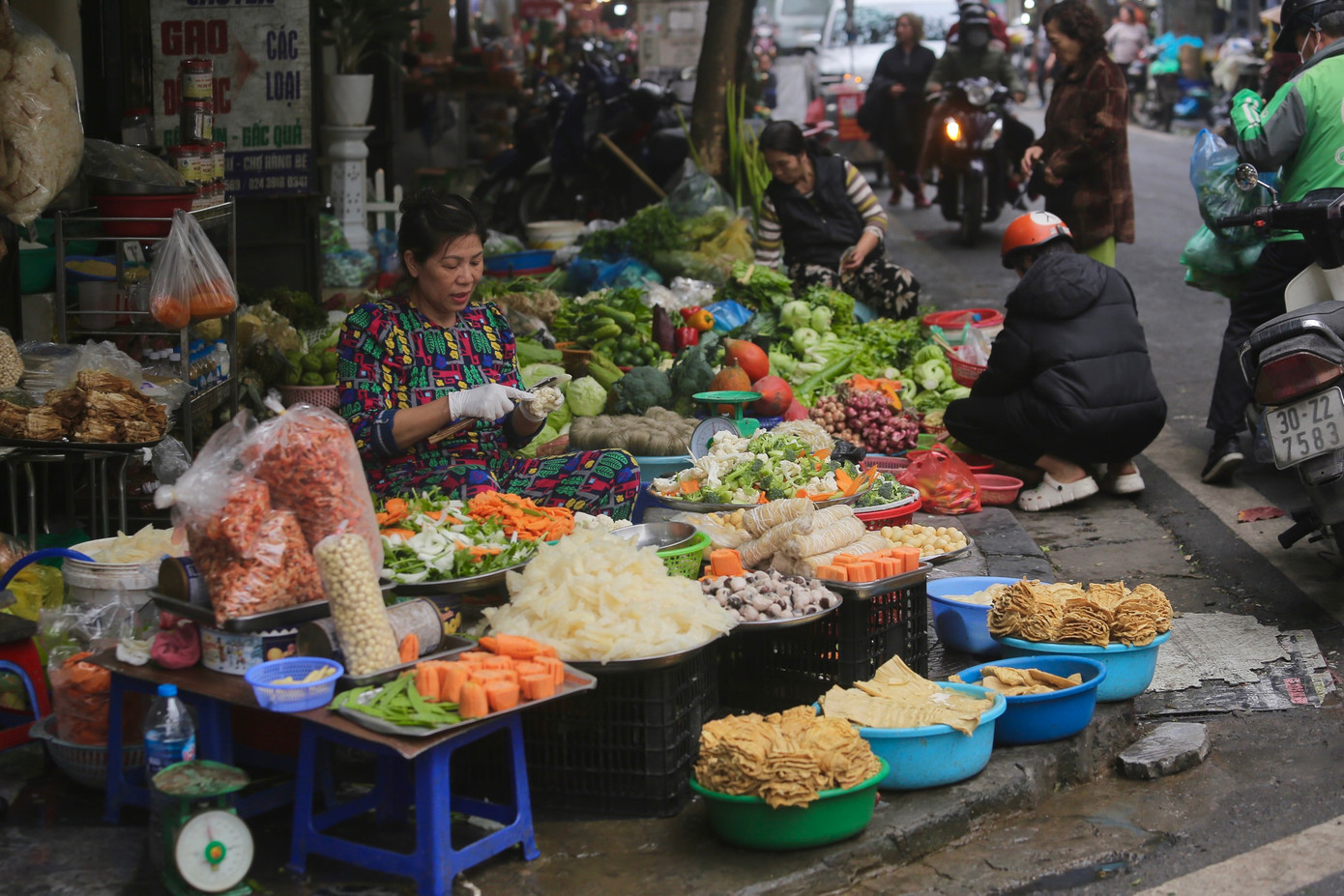 Cửa hàng rau quả tất bật.