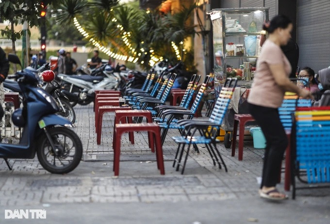 Phần lớn vỉa hè đường dân sinh ở TPHCM đều được sử dụng cho các hoạt động ngoài giao thông, cả có phép và trái phép (Ảnh: Hải Long).