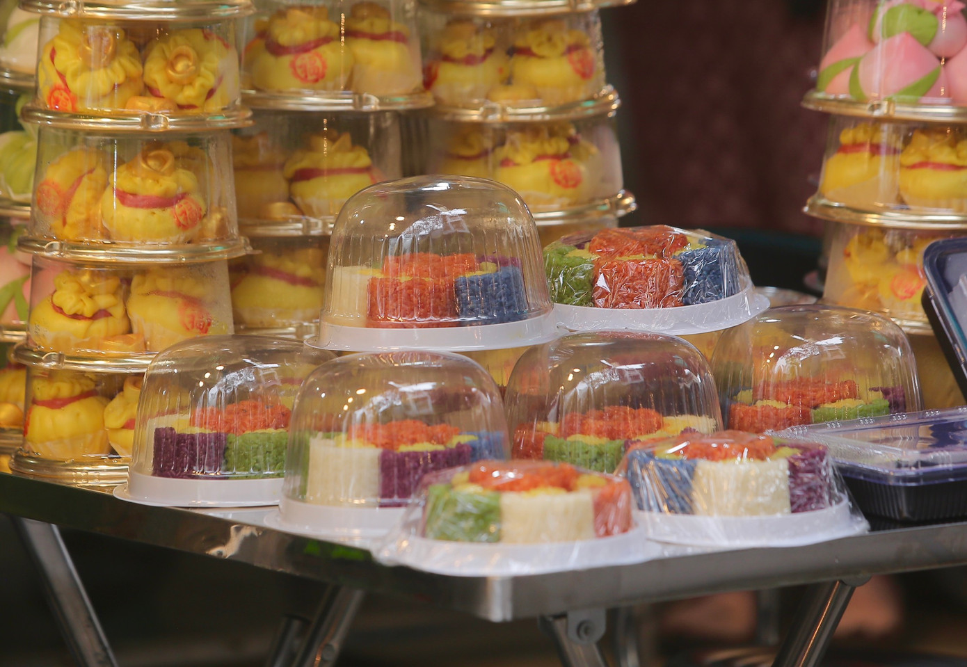 Xôi ngũ sắc được nhiều người dân Thủ đô săn đón.