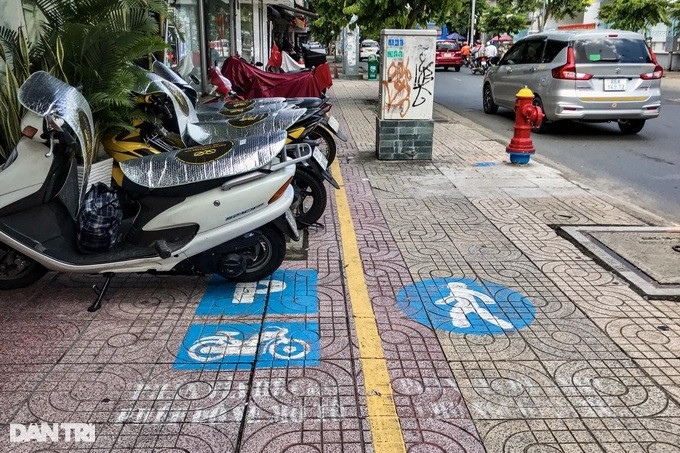 Vỉa hè chia đôi dành phần cho việc đậu xe và cho người đi bộ trên đường Nguyễn Đình Chiểu, quận 3, TPHCM (Ảnh: Tâm Linh).