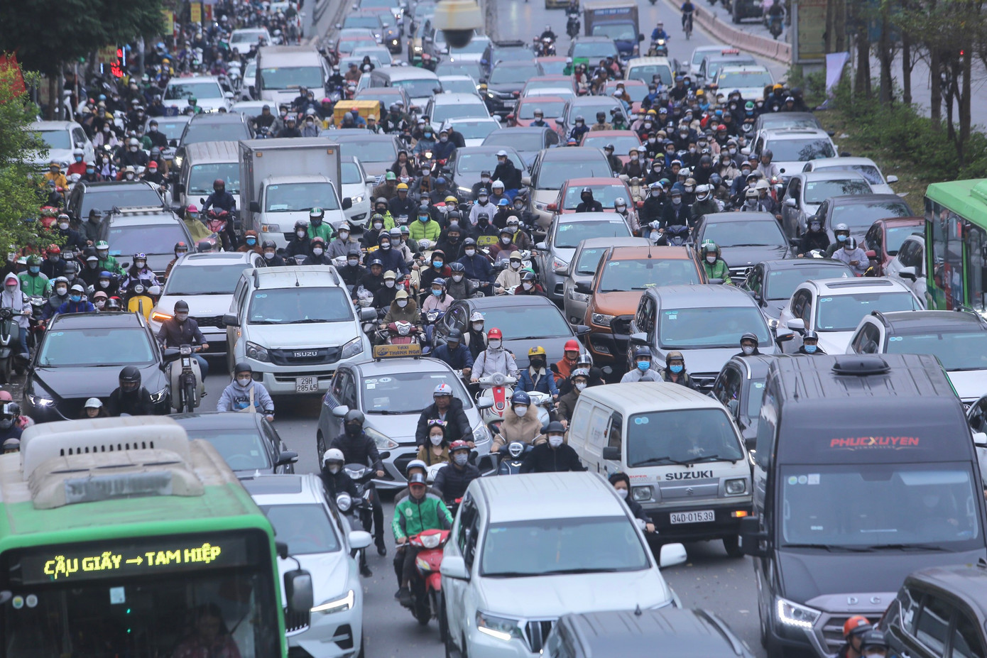 Tình trạng ùn tắc giao thông trên đường Trường Chinh gần nút giao Ngã Tư Sở vào sáng nay (14/2).