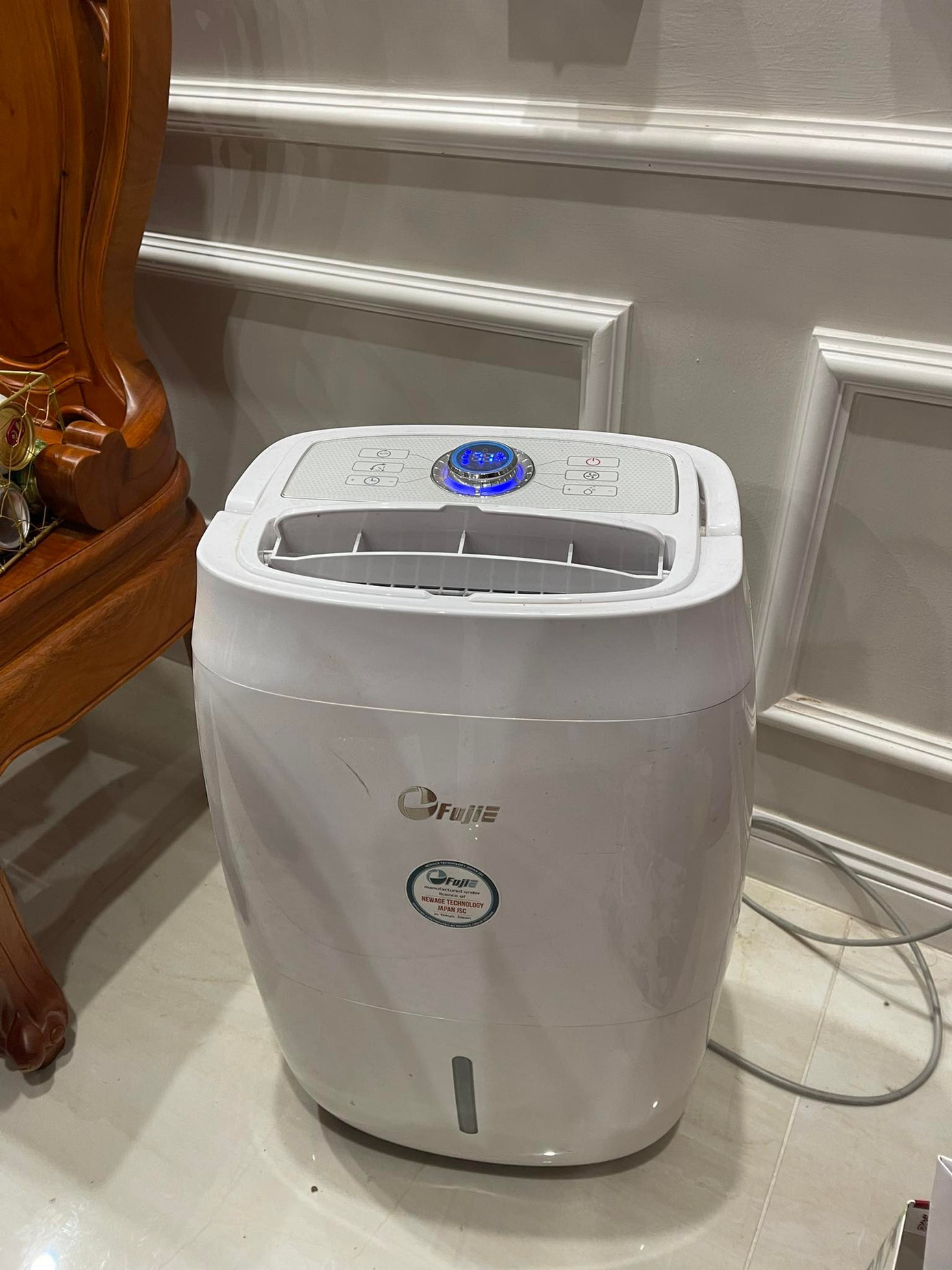 Máy giặt là hơi và máy hút ẩm được anh Minh sắm cho gia đình để đối phó với thời tiết nồm ẩm. Máy giặt là hơi và máy hút ẩm được anh Minh sắm cho gia đình để đối phó với thời tiết nồm ẩm.