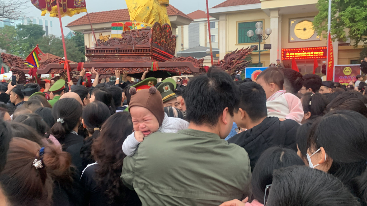 Nhiều trẻ em khóc lớn khi bố mẹ cố gắng đưa bé chui gầm kiệu.