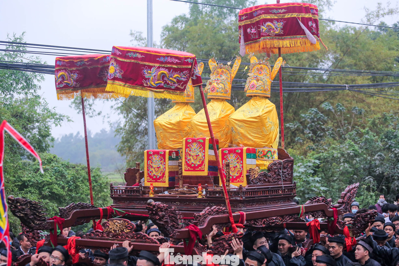 Tâm điểm của hội là lễ rước long ngai bài vị Tam vị Đức Thánh Tản. Tâm điểm của hội là lễ rước long ngai bài vị Tam vị Đức Thánh Tản.