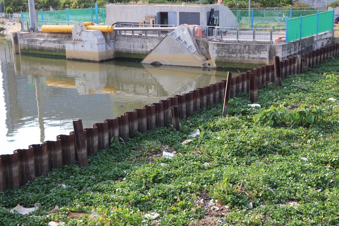 Để phục vụ thi công, đoạn kênh Bến Nghé được chắn lại gây đọng rác khu vực này Để phục vụ thi công, đoạn kênh Bến Nghé được chắn lại gây đọng rác khu vực này