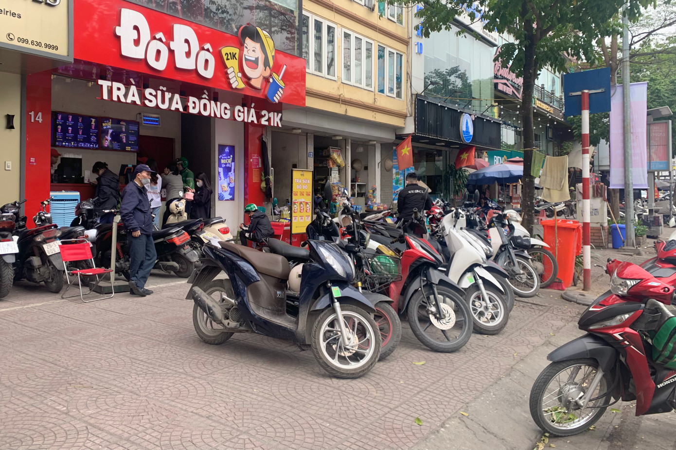 Một cửa hàng kinh doanh chiếm vỉa hè thành nơi để xe trên đường Ô Chợ Dừa (quận Đống Đa, Hà Nội).