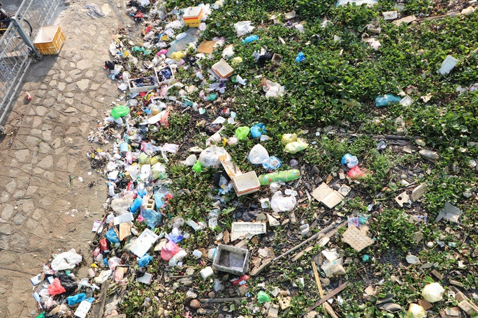 Rác thải ứ đọng dưới lòng kênh Rác thải ứ đọng dưới lòng kênh