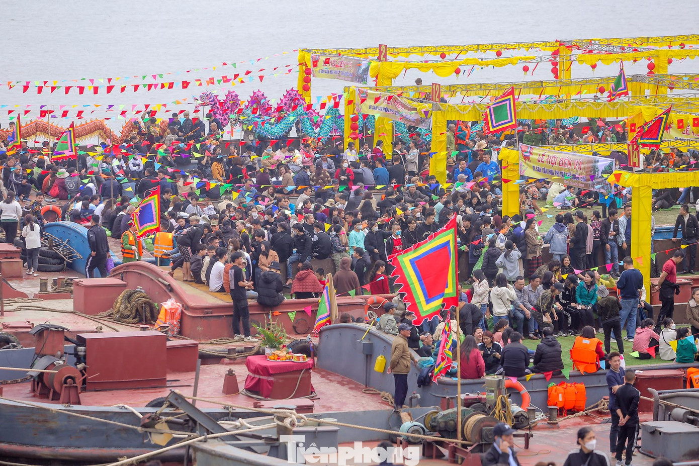 Người dân, du khách ngồi đầy ắp các con tàu, phà. Người dân, du khách ngồi đầy ắp các con tàu, phà.