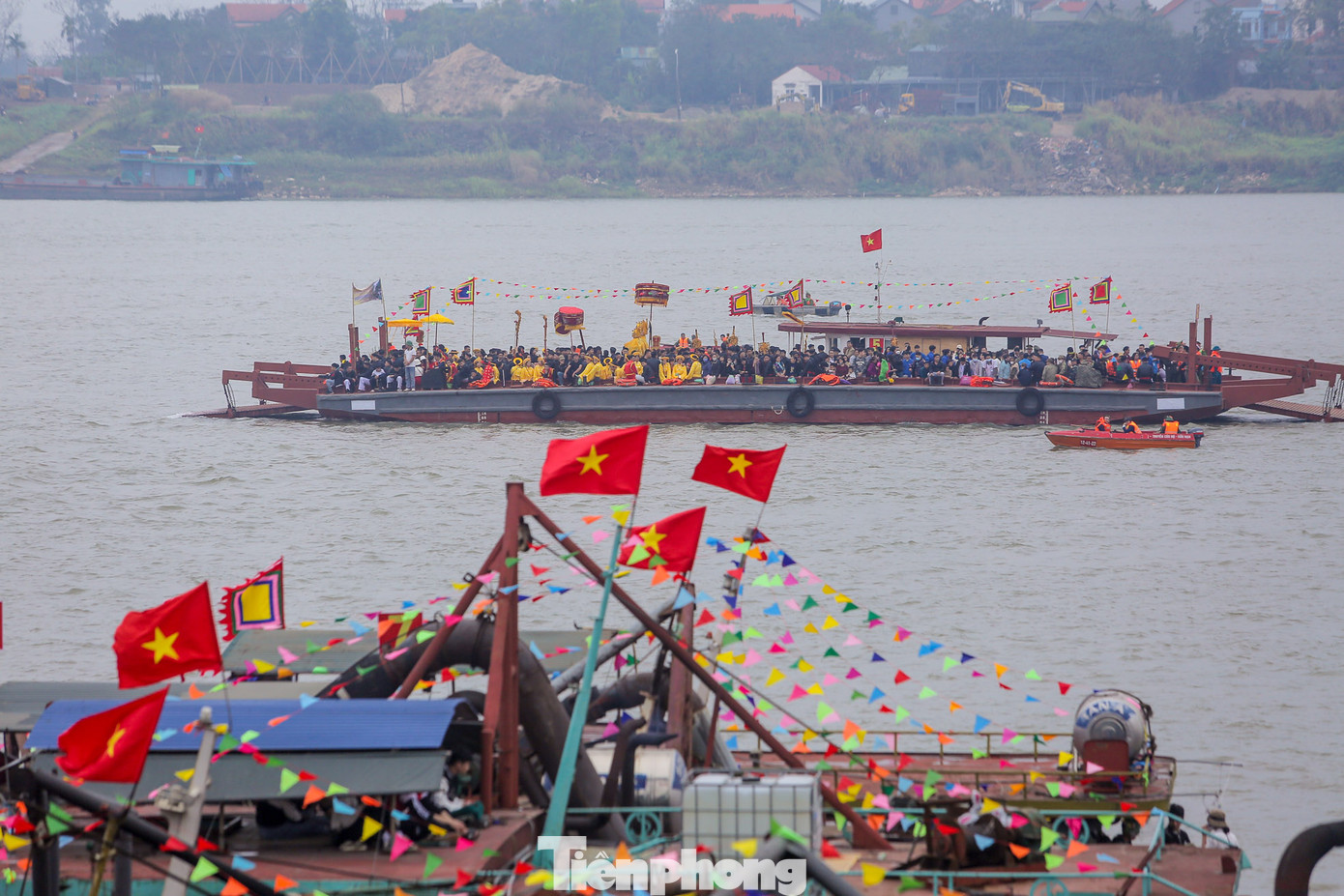 Lễ hội đền Và diễn ra từ chiều 4 đến 7-2 (tức 14 đến 17 tháng Giêng năm Quý Mão) với các nghi thức rước, tế lễ long trọng. Ngoài ra, ở phần hội, còn có các trò chơi dân gian, đêm giao lưu văn nghệ… quanh khu vực di tích. Lễ hội đền Và diễn ra từ chiều 4 đến 7-2 (tức 14 đến 17 tháng Giêng năm Quý Mão) với các nghi thức rước, tế lễ long trọng. Ngoài ra, ở phần hội, còn có các trò chơi dân gian, đêm giao lưu văn nghệ… quanh khu vực di tích.