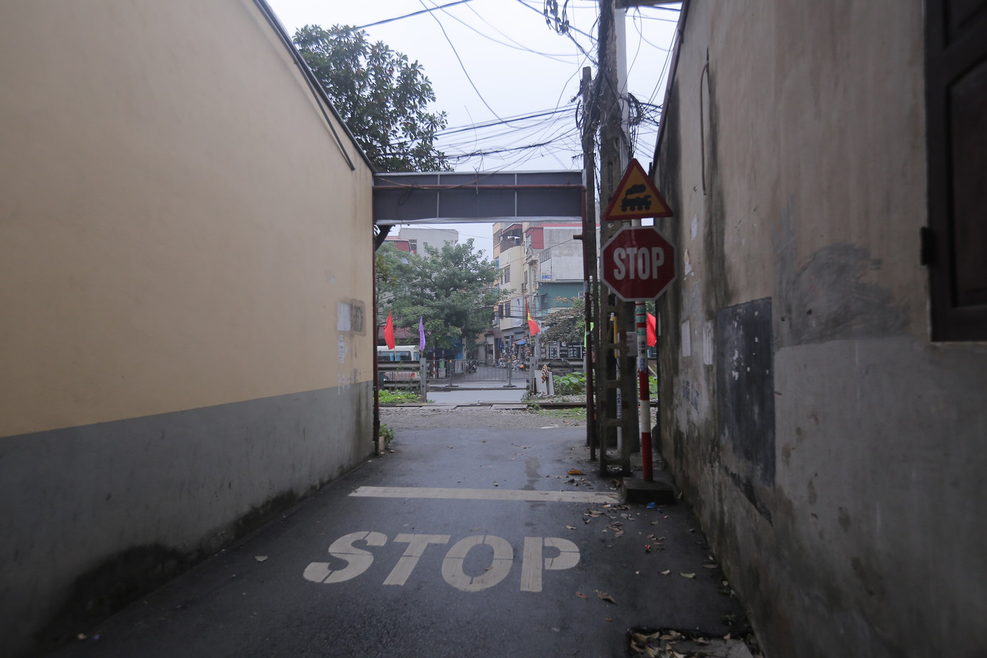 Một con ngõ ở đường Ngọc Hồi thiếu tầm nhìn hai bên, không có rào chắn khi trước mặt là tuyến đường sắt.