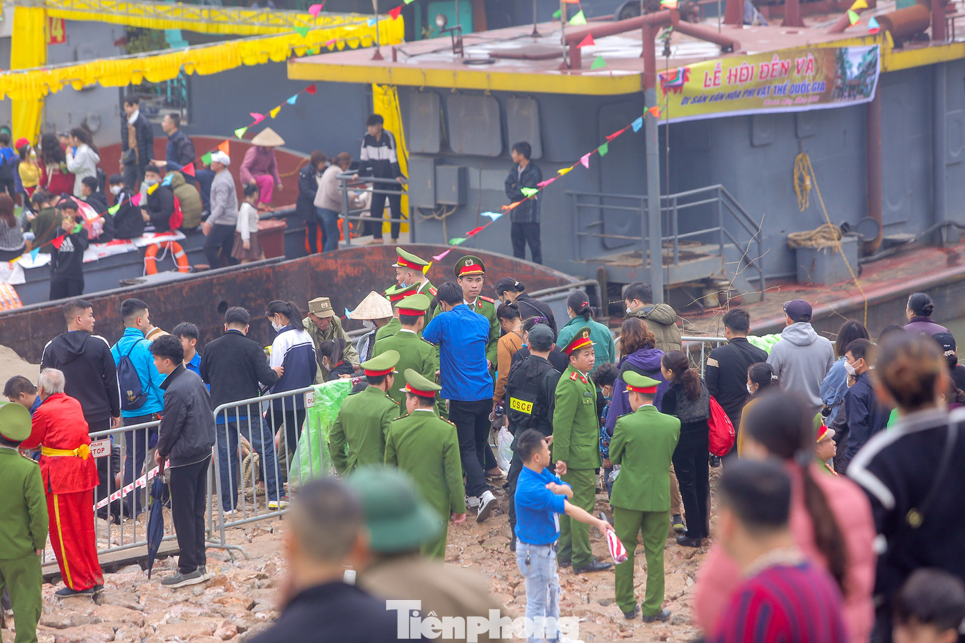 Trước đó, Chi cục Đường thủy nội địa khu vực I cho biết, một đoạn sông Hồng qua khu vực thị xã Sơn Tây (Hà Nội), huyện Vĩnh Tường (tỉnh Vĩnh Phúc) bị hạn chế để phục vụ Lễ hội rước kiệu của Lễ hội Đền Và (phường Trung Hưng, thị xã Sơn Tây, TP Hà Nội) trong ngày Rằm tháng Giêng. Trước đó, Chi cục Đường thủy nội địa khu vực I cho biết, một đoạn sông Hồng qua khu vực thị xã Sơn Tây (Hà Nội), huyện Vĩnh Tường (tỉnh Vĩnh Phúc) bị hạn chế để phục vụ Lễ hội rước kiệu của Lễ hội Đền Và (phường Trung Hưng, thị xã Sơn Tây, TP Hà Nội) trong ngày Rằm tháng Giêng.