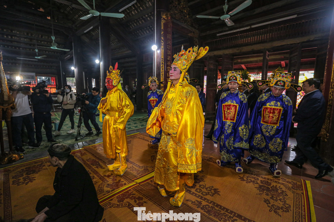 Lễ rước chính kéo dài hơn 4 tiếng kết thúc, “vua”, “chúa” cùng các đại thần làm lễ tại đình làng Thụy Lôi. Lễ rước chính kéo dài hơn 4 tiếng kết thúc, “vua”, “chúa” cùng các đại thần làm lễ tại đình làng Thụy Lôi.