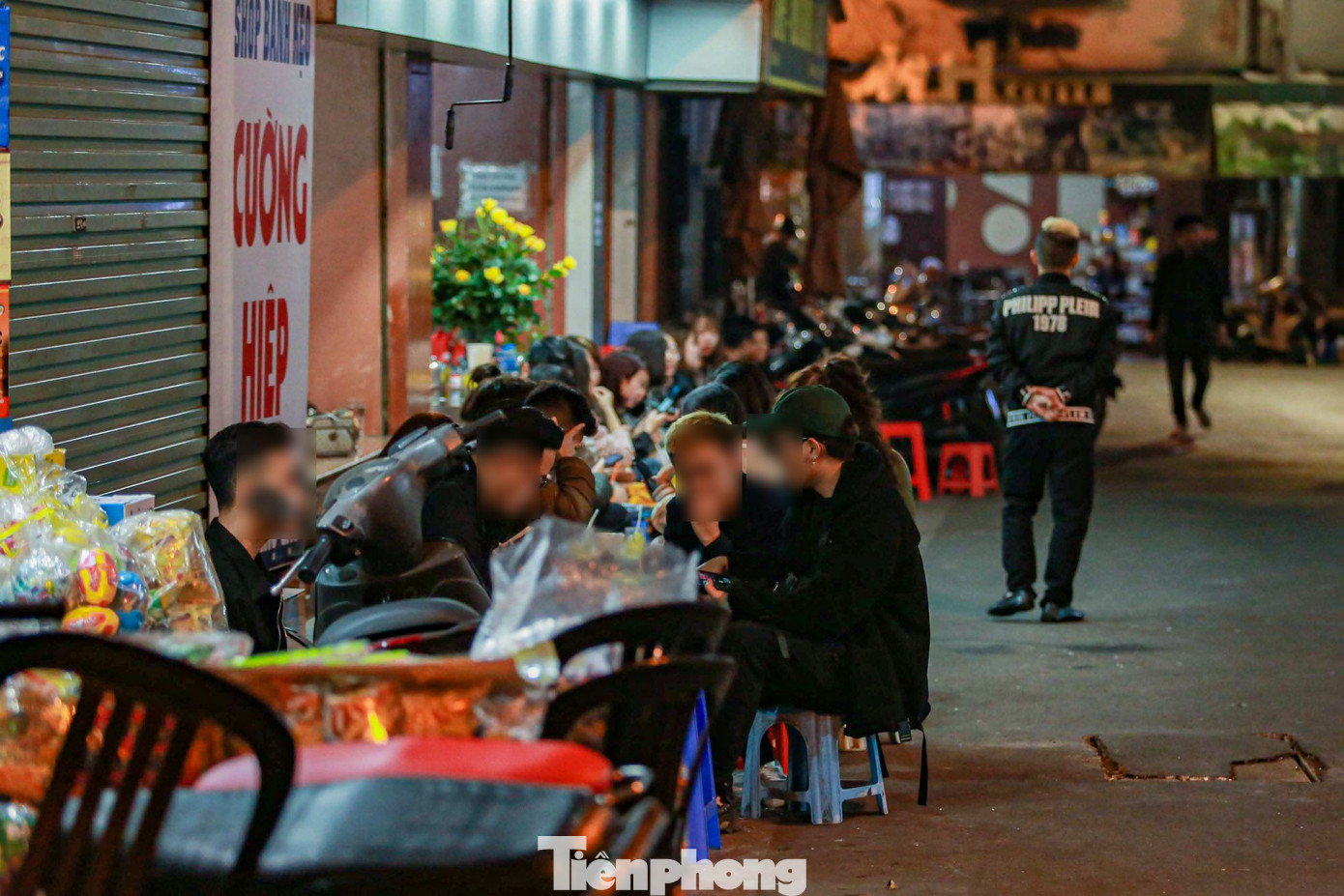 Theo đó, các cơ quan chức năng thành phố sẽ kiểm tra quyết liệt, đồng bộ, toàn diện về những nội dung trên trong phạm vi toàn địa bàn; phát hiện, xử lý 100% hành vi vi phạm trên lĩnh vực trật tự, an toàn giao thông, đô thị, công cộng để tạo tính răn đe; kiên quyết xóa bỏ các điểm hè phố, lòng đường bị chiếm dụng trái phép để làm nơi kinh doanh buôn bán, trông giữ phương tiện, trả lại nguyên trạng hè phố với phương châm “giành lại vỉa hè phong quang, sạch đẹp cho người đi bộ”. Theo đó, các cơ quan chức năng thành phố sẽ kiểm tra quyết liệt, đồng bộ, toàn diện về những nội dung trên trong phạm vi toàn địa bàn; phát hiện, xử lý 100% hành vi vi phạm trên lĩnh vực trật tự, an toàn giao thông, đô thị, công cộng để tạo tính răn đe; kiên quyết xóa bỏ các điểm hè phố, lòng đường bị chiếm dụng trái phép để làm nơi kinh doanh buôn bán, trông giữ phương tiện, trả lại nguyên trạng hè phố với phương châm “giành lại vỉa hè phong quang, sạch đẹp cho người đi bộ”.