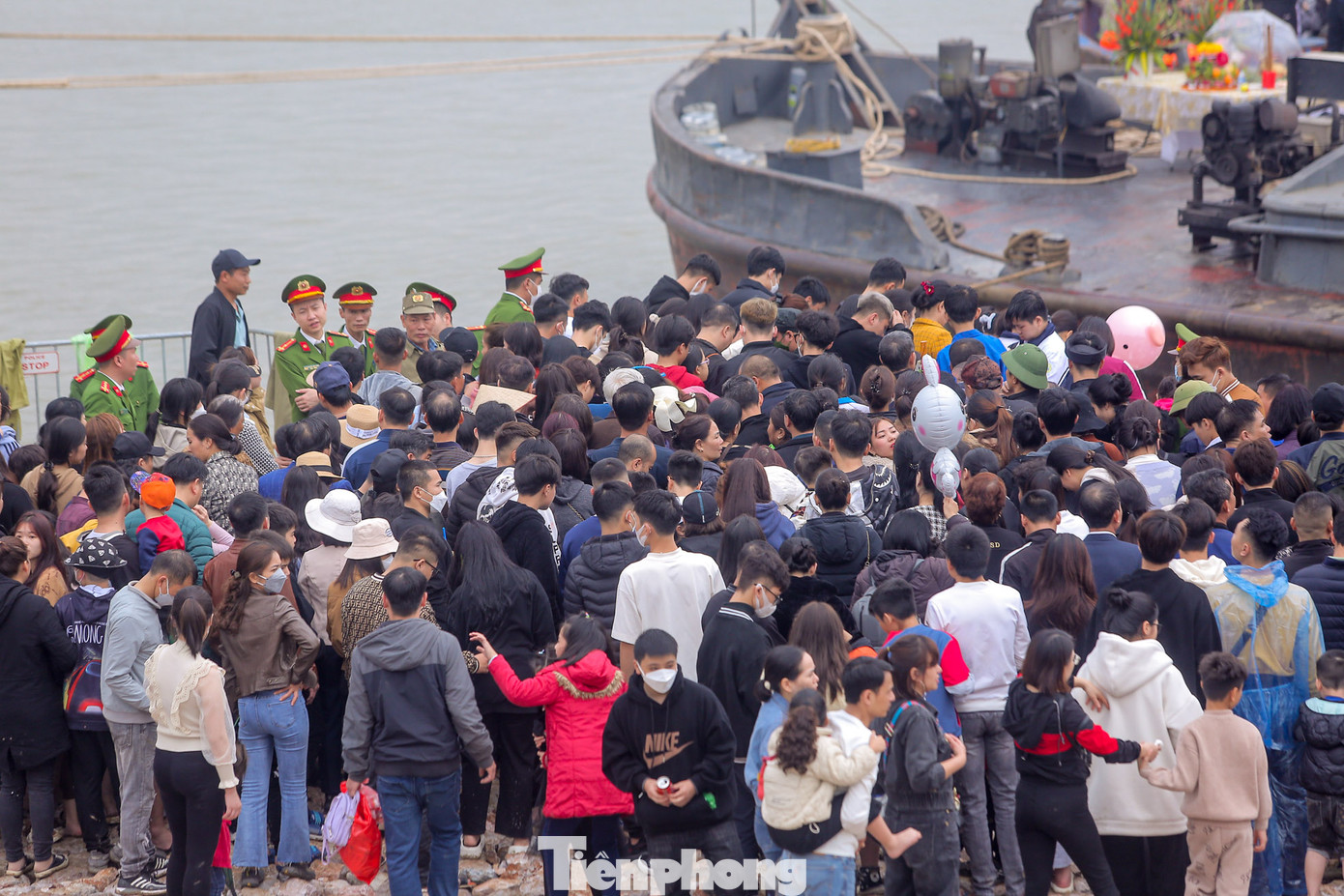 Hàng nghìn người dân tham gia lễ hội lên tàu rước kiệu trên sông Hồng. Hàng nghìn người dân tham gia lễ hội lên tàu rước kiệu trên sông Hồng.