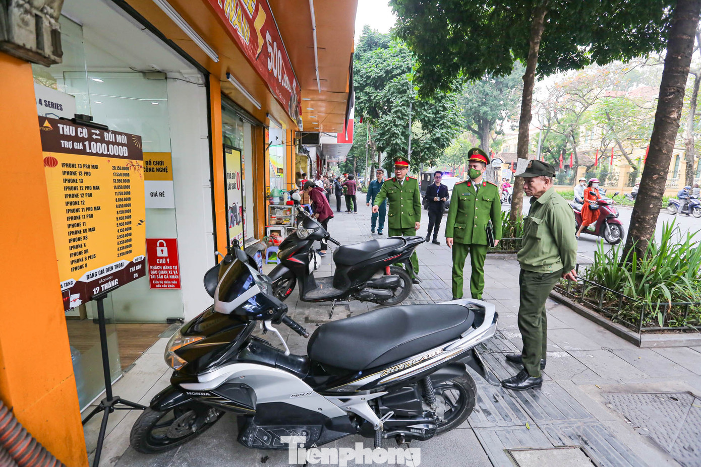 Lực lượng công an nhắc nhở các cửa hàng đỗ xe theo đúng quy định trên phố Hàng Bài.