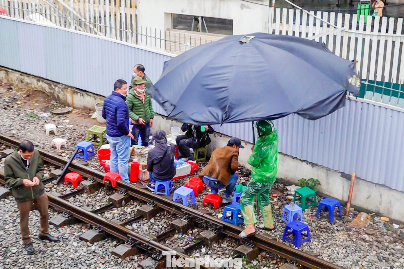 Khi thấy cảnh sát từ xa, những người bán hàng đã vội vàng thu dọn hàng hóa, ô lớn, bạt... rồi nhanh chóng chạy ra khỏi khu vực đường tàu Khi thấy cảnh sát từ xa, những người bán hàng đã vội vàng thu dọn hàng hóa, ô lớn, bạt... rồi nhanh chóng chạy ra khỏi khu vực đường tàu