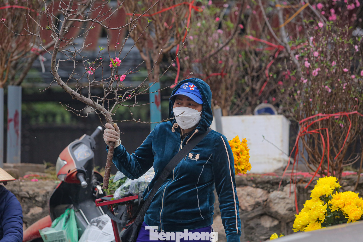 Những cành đào cuối mùa chính là sắc xuân cuối còn sót lại được mọi người mua về để cúng gia tiên và tiễn ông bà sau khi về sum vầy cùng con cháu.