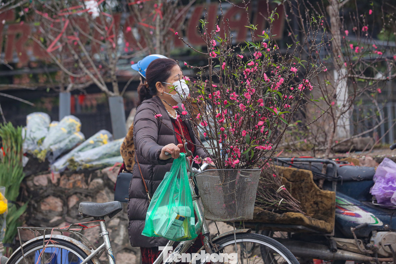 "Tôi rất thích hoa đào, nhất là những cành nhỏ để cắm bàn thờ. Ngày Rằm tháng Giêng tôi thường mua chúng với những cành nhiều hoa có sắc đỏ để lấy may", một người mua hàng chia sẻ.