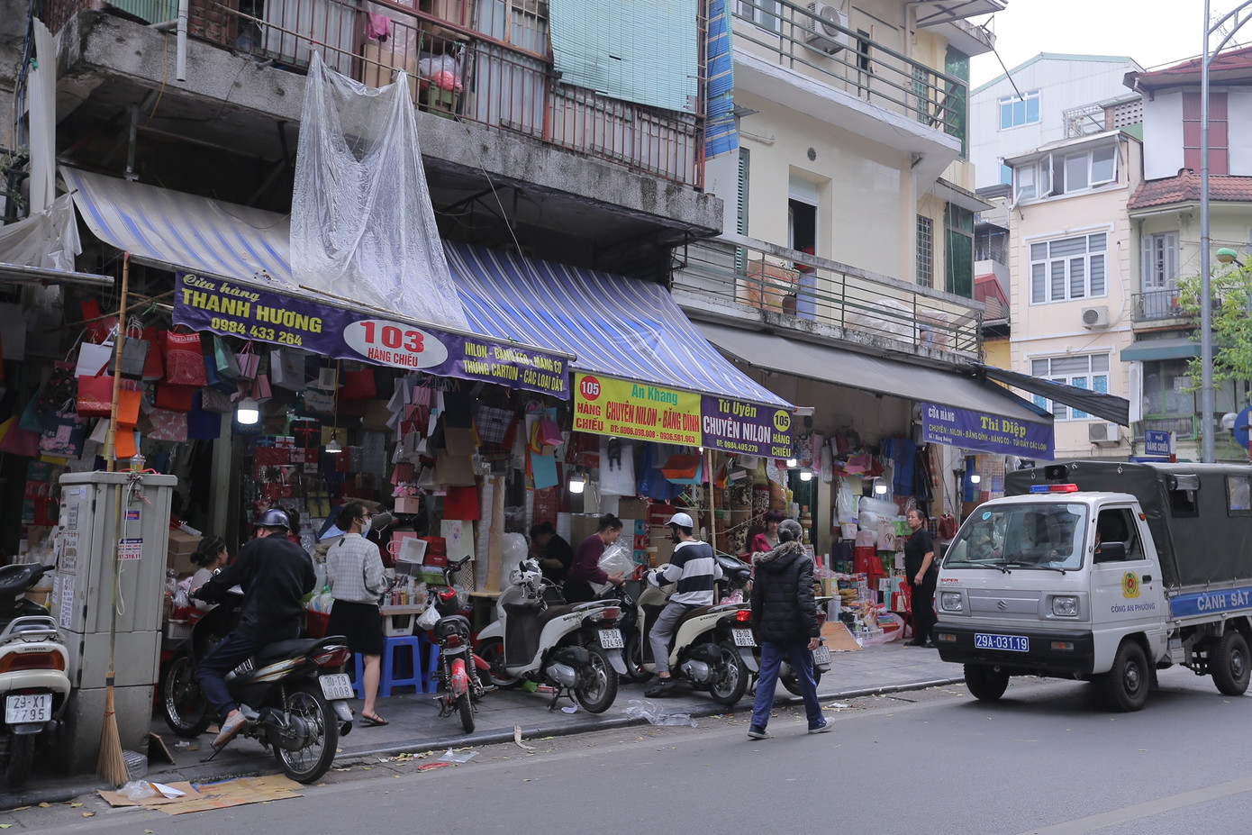 Chỉ đến khi có lực lượng công an nhắc nhở, các hộ kinh doanh mới bắt đầu dọn dẹp vỉa hè.