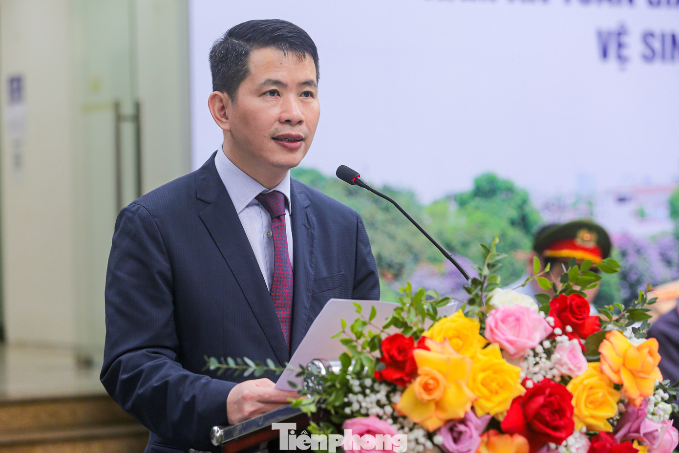 Ông Phạm Tuấn Long - Chủ tịch UBND quận Hoàn Kiếm cho biết quận quyết tâm thực hiện các giải pháp nhằm tạo sự chuyển biến mạnh, bền vững về TTĐT, TTATGT, VSMT. "Xử lý nghiêm các trường hợp kinh doanh lấn chiếm hè phố, vi phạm giao thông tĩnh...; tăng cường đảm bảo TTATGT đường sắt; giải quyết triệt để các điểm, tụ điểm phức tạp", ông Long nói thêm.