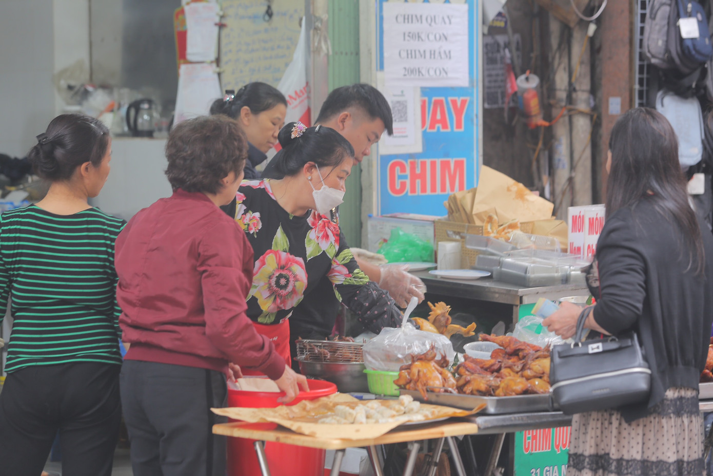 Nhiều quầy đồ tại đây luôn đông đúc người đến mua sắm.