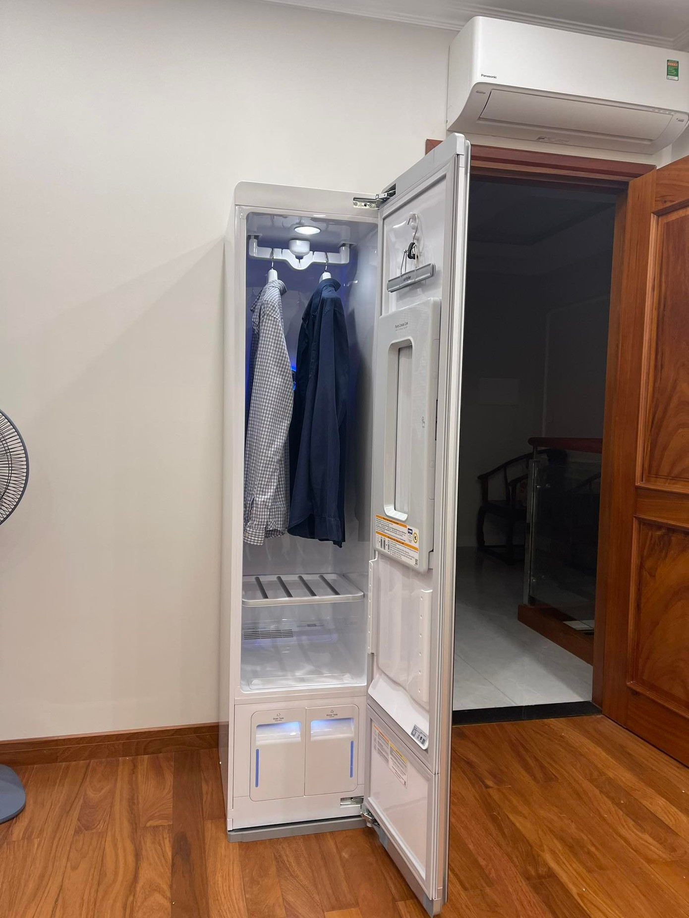 Máy giặt là hơi và máy hút ẩm được anh Minh sắm cho gia đình để đối phó với thời tiết nồm ẩm. Máy giặt là hơi và máy hút ẩm được anh Minh sắm cho gia đình để đối phó với thời tiết nồm ẩm.