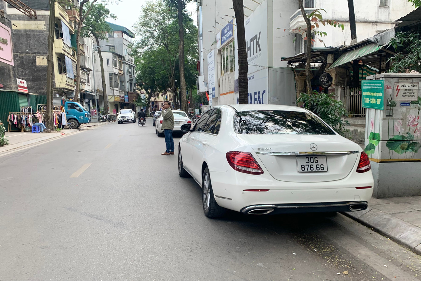 Hàng ô tô dài đỗ dưới lòng đường trên phố Hàng Bún (quận Ba Đình, Hà Nội).