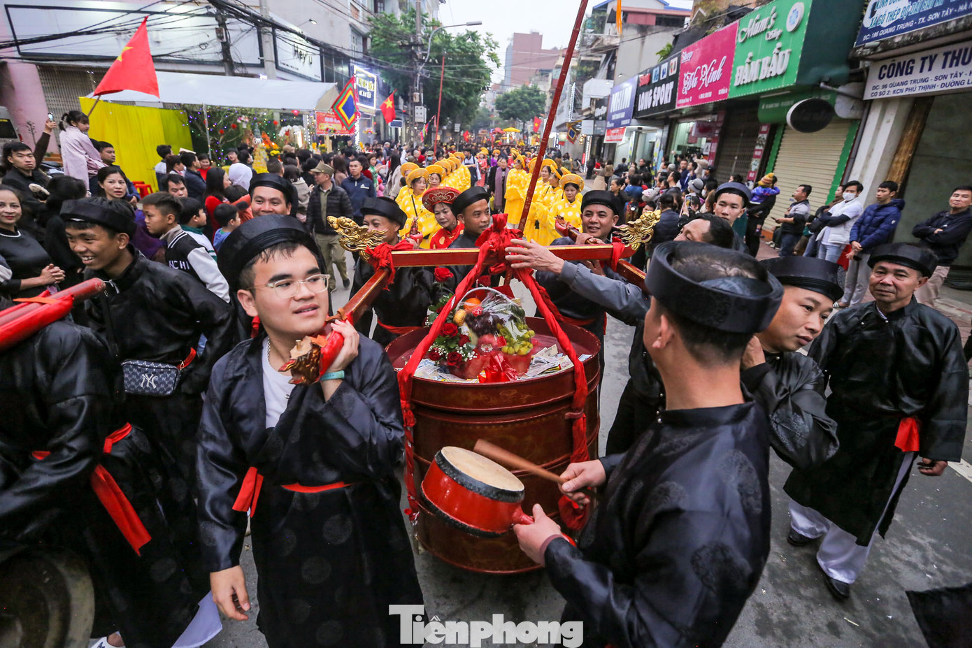 Hình thức rước phản ánh tục “cầu nước” và múa rồng là biểu trưng cho sự vận động của bầu trời, mong cho mưa thuận, gió hòa. Hình thức rước phản ánh tục “cầu nước” và múa rồng là biểu trưng cho sự vận động của bầu trời, mong cho mưa thuận, gió hòa.