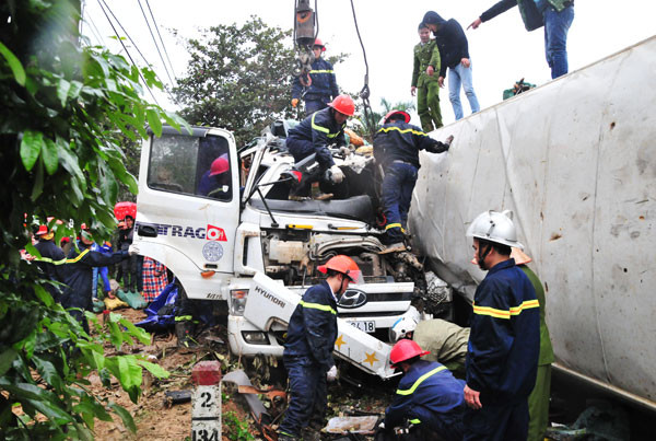 Xe tải đấu đầu container, hai người tử vong ảnh 2