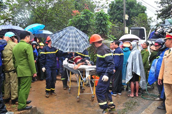 Xe tải đấu đầu container, hai người tử vong ảnh 4