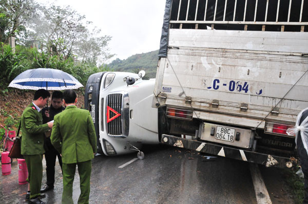 Xe tải đấu đầu container, hai người tử vong ảnh 5