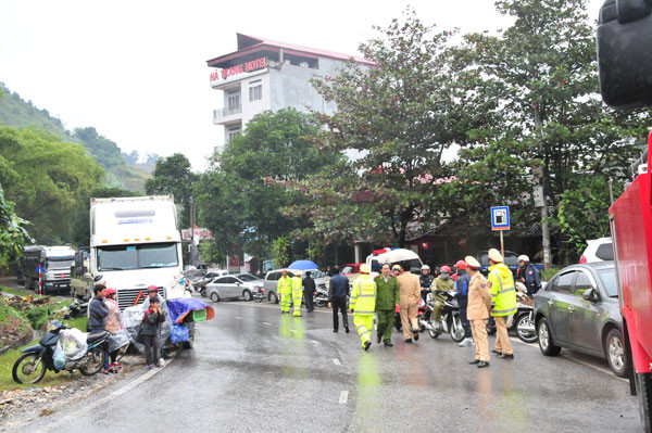 Xe tải đấu đầu container, hai người tử vong ảnh 6