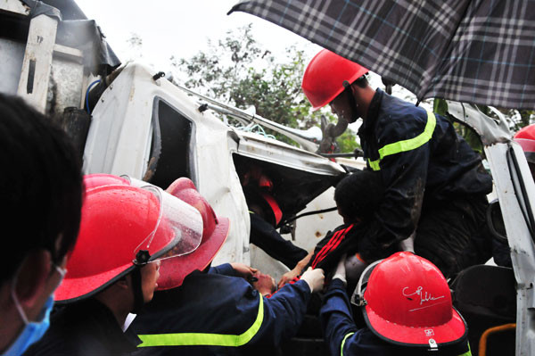 Xe tải đấu đầu container, hai người tử vong ảnh 3