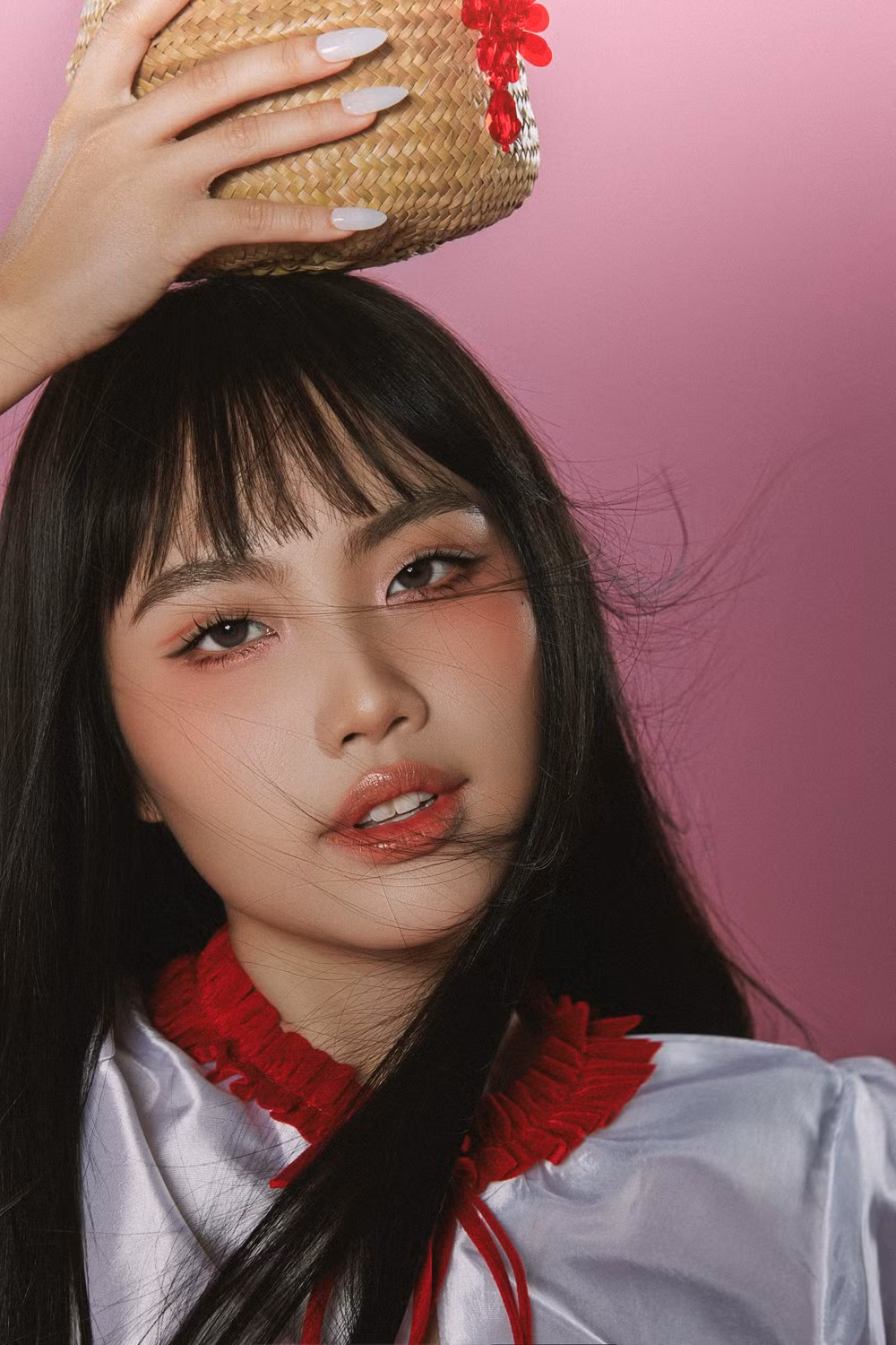 Trước đây, Phương Mỹ Chi gắn với hình tượng nhẹ nhàng, thể hiện dòng nhạc dân ca, trữ tình. Khi được Tiền Phong hỏi lý do không thử sức ở dòng nhạc trẻ, nữ ca sĩ nói: "Không phải tôi không dám thử mà việc mang kính khiến việc học nhảy trở nên bất tiện, khó thực hiện những động tác đòi hỏi tính chuyên môn cao", cô nói.
