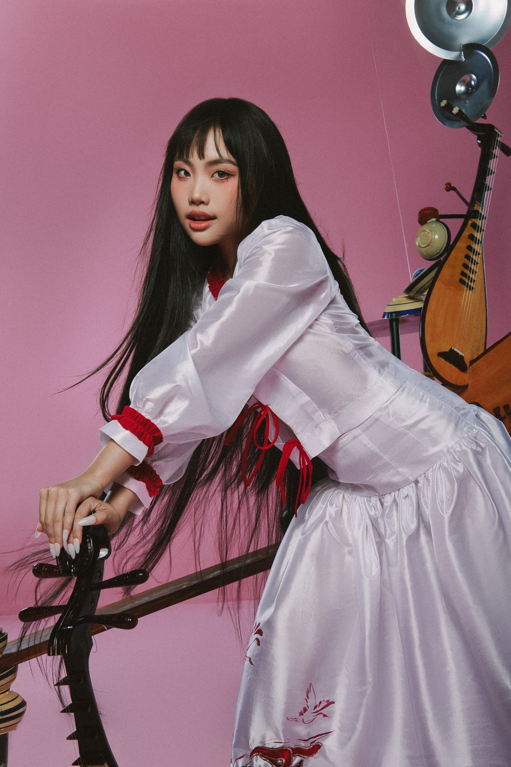 Trước đây, Phương Mỹ Chi gắn với hình tượng nhẹ nhàng, thể hiện dòng nhạc dân ca, trữ tình. Khi được Tiền Phong hỏi lý do không thử sức ở dòng nhạc trẻ, nữ ca sĩ nói: "Không phải tôi không dám thử mà việc mang kính khiến việc học nhảy trở nên bất tiện, khó thực hiện những động tác đòi hỏi tính chuyên môn cao", cô nói.